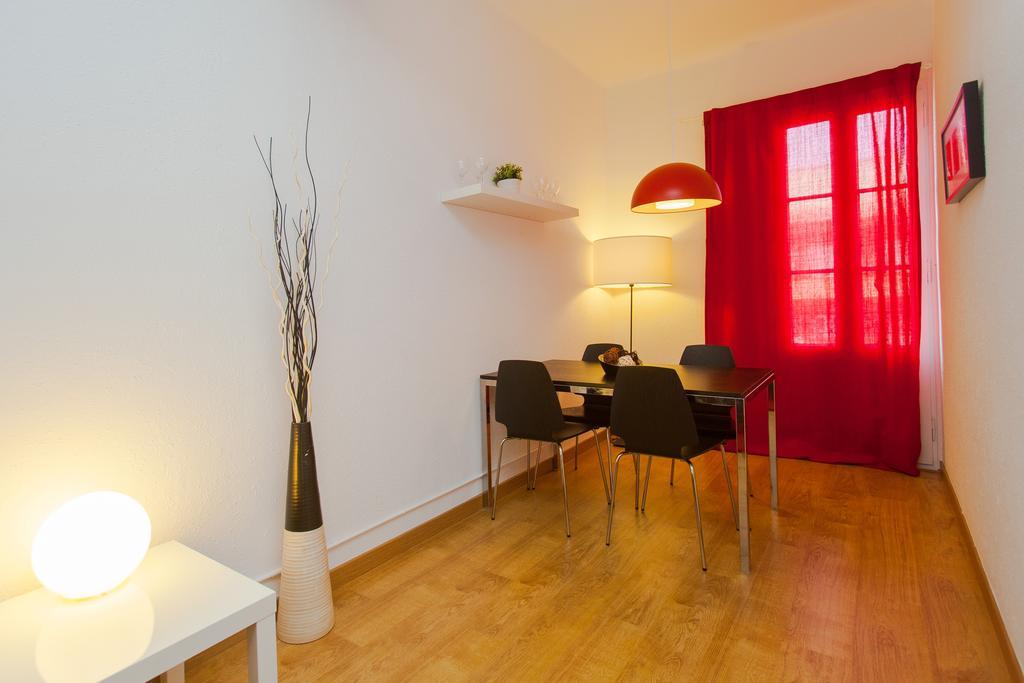 Gaudi Sagrada Familia Apartment Барселона Стая снимка