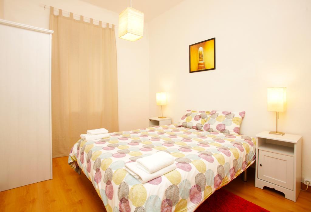 Gaudi Sagrada Familia Apartment Барселона Стая снимка