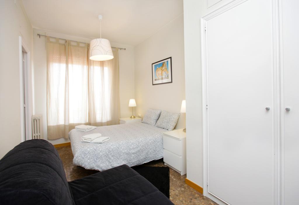 Gaudi Sagrada Familia Apartment Барселона Стая снимка